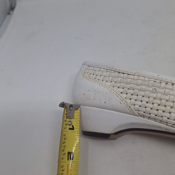 Soft Flexible By Highlights Vintage White Eyelet Faux Leather Pumps Boho Sz 5.5 - Picture 8 of 10